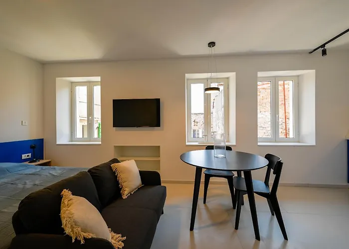 House Grisia 33 Pensión 3*